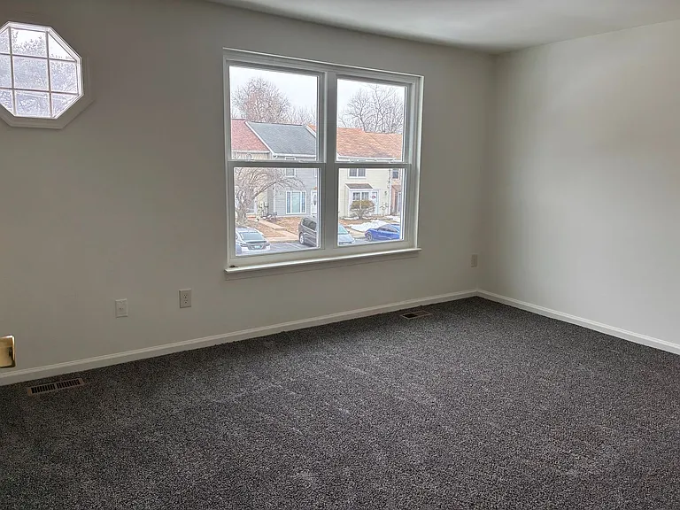1250 Independence Sq — Photo 8