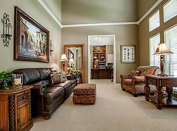 4th image of 3413 White Oak Dr