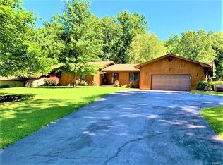 995 Country Ln, Pacific, MO 63069
