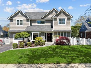 33 Donald St, Williston Park, NY 11596