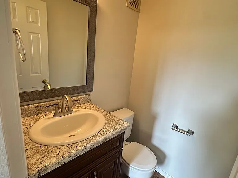 1707 E Walnut Lawn St — Photo 8