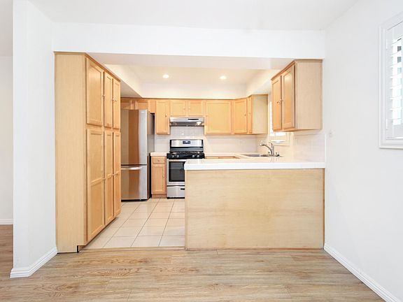 5th image of 110 Chapel Ave Unit 8