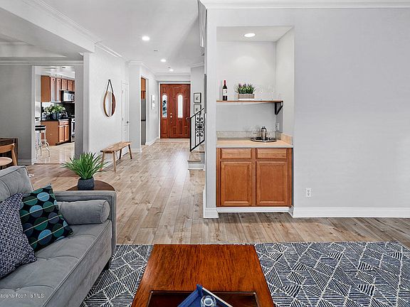 5th image of 2524 Montrose Ave APT 105