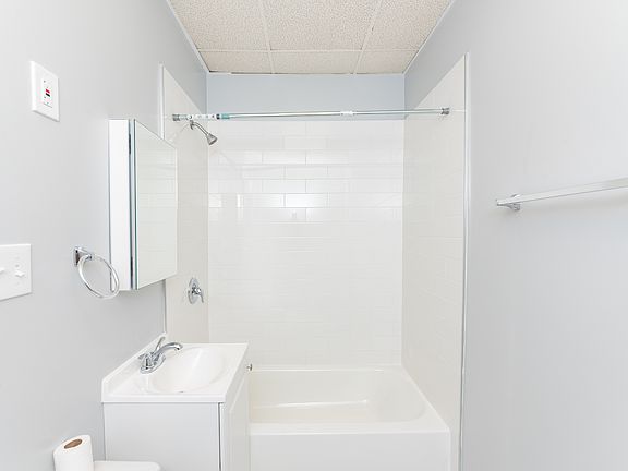 5th image of 4008 N Wolcott Ave #3S