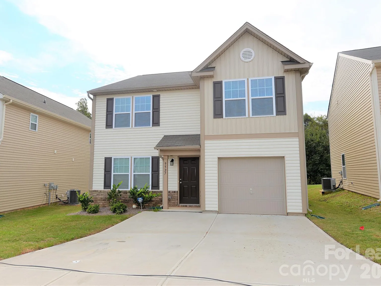 3 bed, 2.5 bath, 2100 sqft, $1,950 — Photo 1