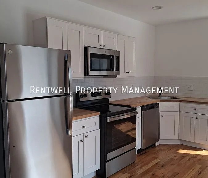 120 E Main St #15 — Photo 2