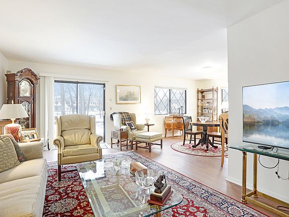 5th image of 34 Palisades Ave