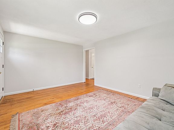 4th image of 74 Oriole Dr