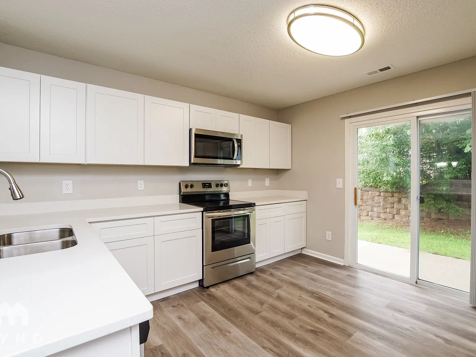 3 bed, 2.5 bath, 2088 sqft, $2,095 — Photo 2