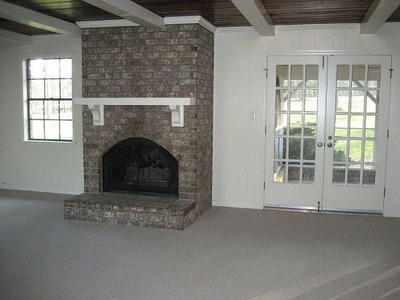 4th image of 2218 Hillsdale Dr