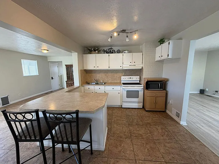 178 W Geneva Dr — Photo 9