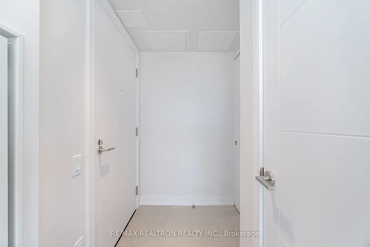 Building Photo - 664 Spadina Ave #203