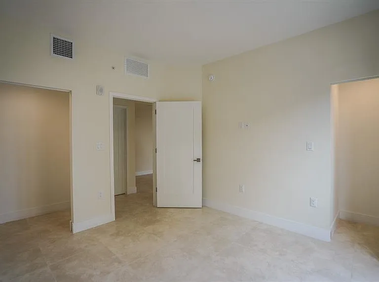 1091 Galiano St #304 — Photo 12