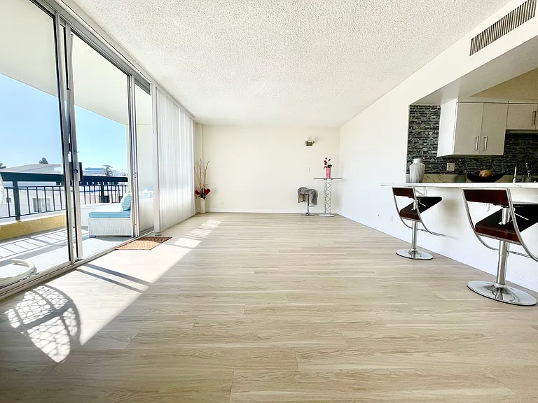 Occidental Towers Apartments — Photo 42