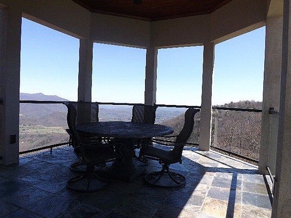 3rd image of 367 Hounds Hollow Ln