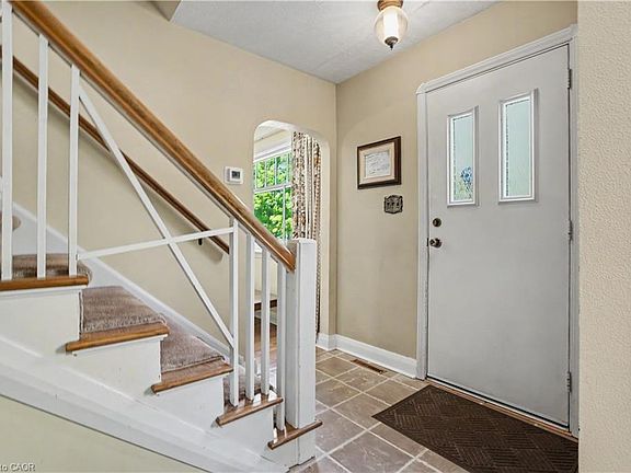 5th image of 2068 Wellington Ave