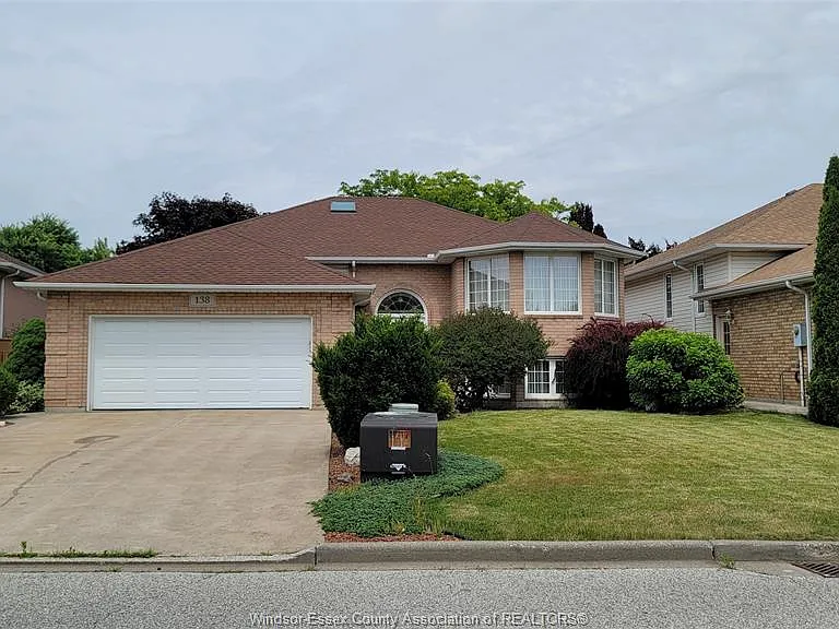 138 Hampton Cres — Photo 1