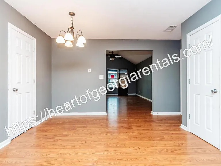 132 Coronation Dr — Photo 9