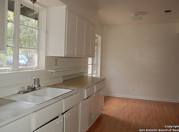 3rd image of 347 Tomrob Dr