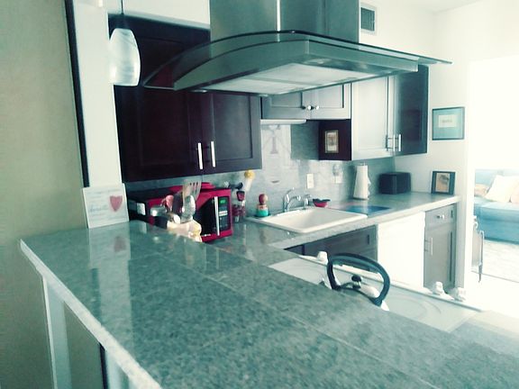 Breakfast Bar & Kitchen 