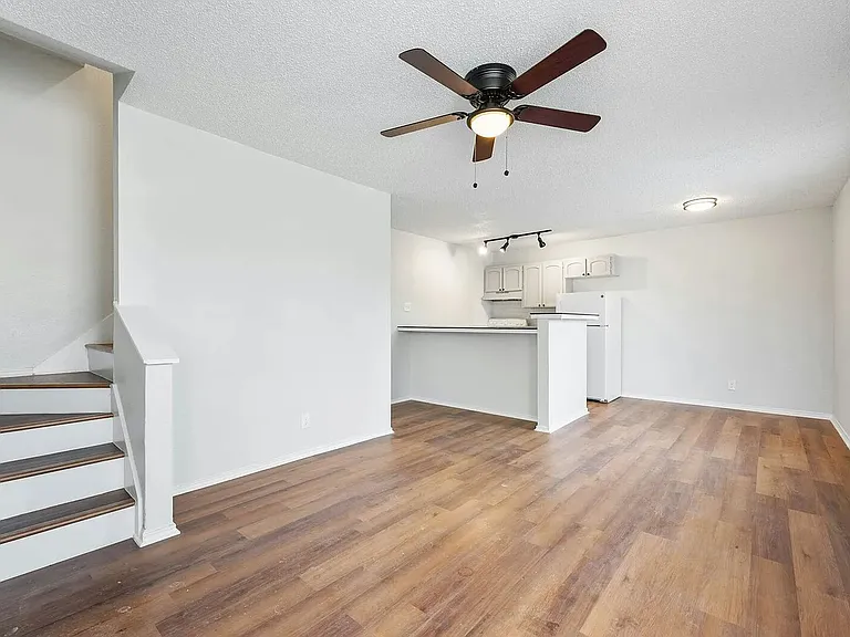 131 Elsie Ave — Photo 4