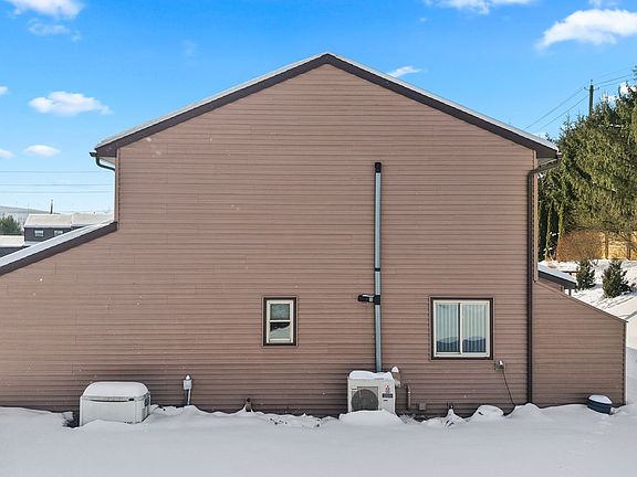 3rd image of 128 Theresa Blvd