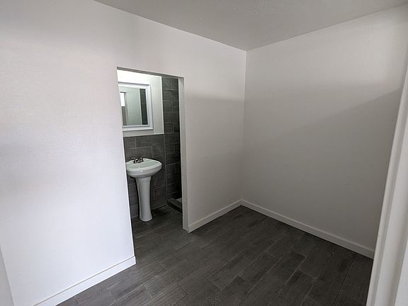 4th image of 700 W 1st St #B