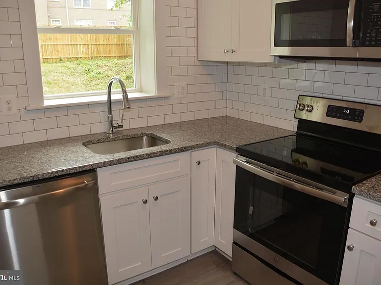5029 Hanna #1 — Photo 3