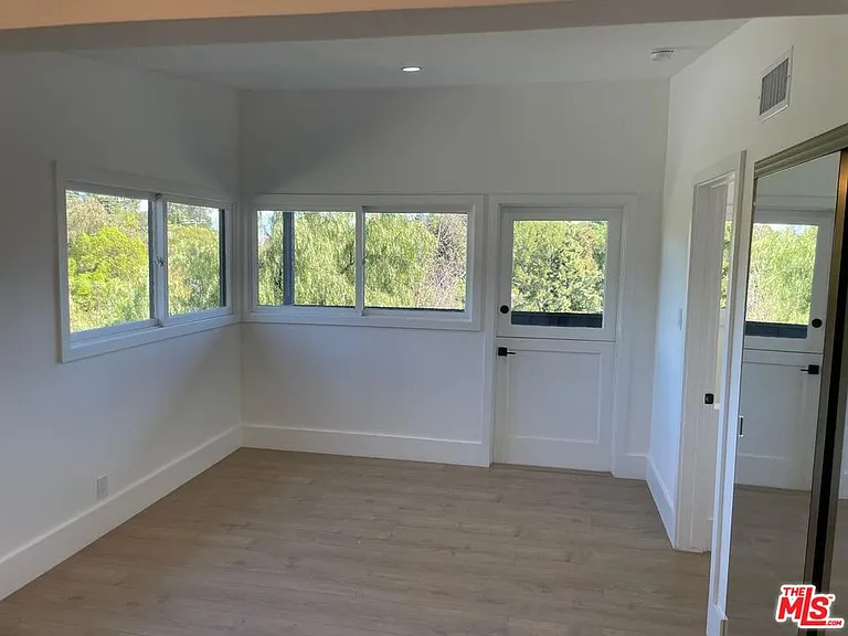 15434 Mulholland Dr — Photo 20