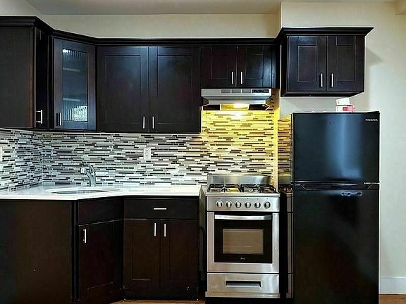 3rd image of 625 Van Buren St #1