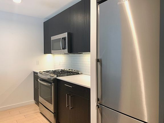 4th image of 535 W 43rd St APT S11a