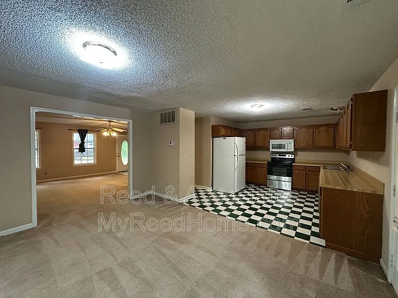 2 bed, 2.5 bath, 1600 sqft, $1,245 — Photo 3