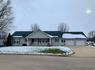 617 3rd Ave NW, Cascade, IA 52033