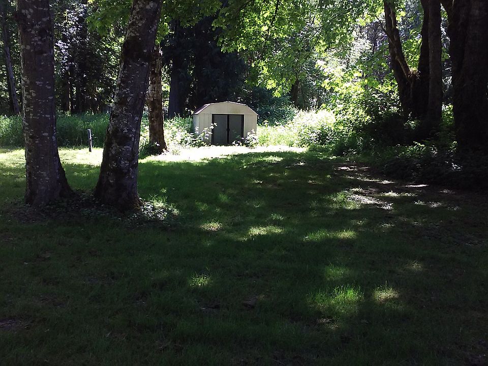 1st image of 914 Clubhouse Ln SE