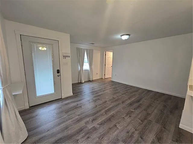 4 bed, 2.0 bath, 1700 sqft, $2,000 — Photo 3