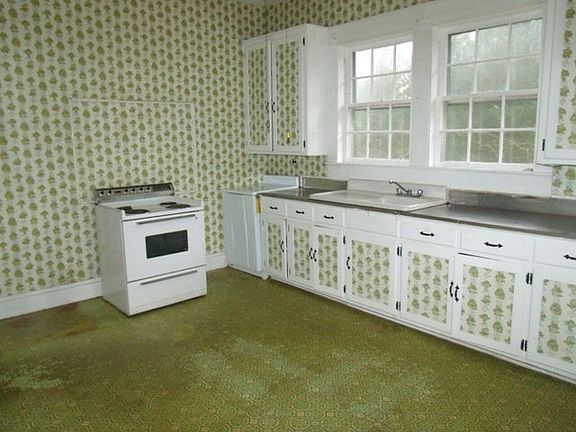 4th image of 402 Saco Ave