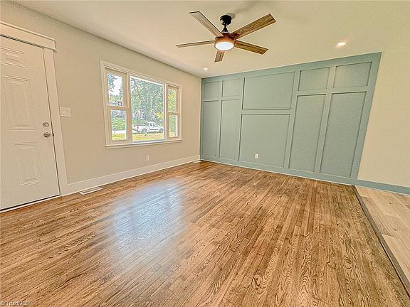 4th image of 129 Hilltop Dr