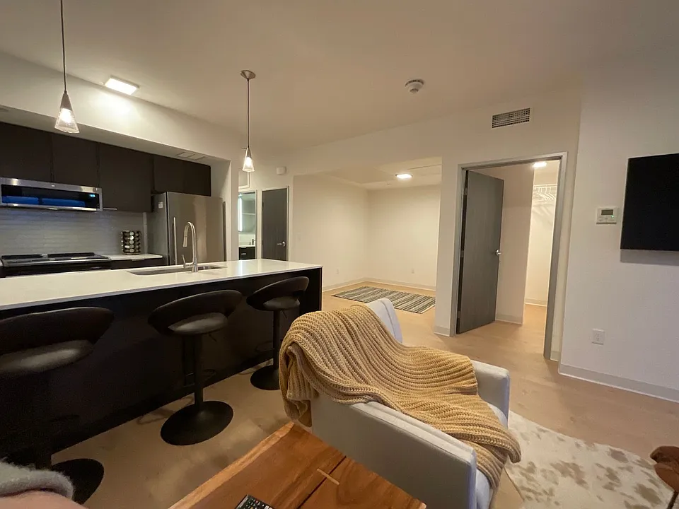 718 W Babcock St #210