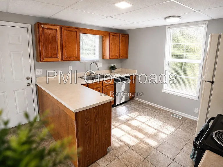 153 S Cypress Ave — Photo 6