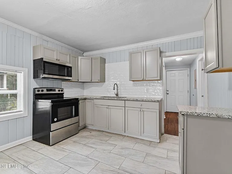 352 Golfair Blvd — Photo 5