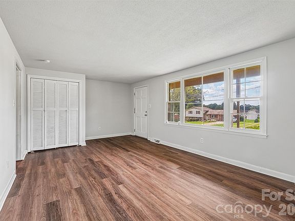 3rd image of 4036 Elizabeth St