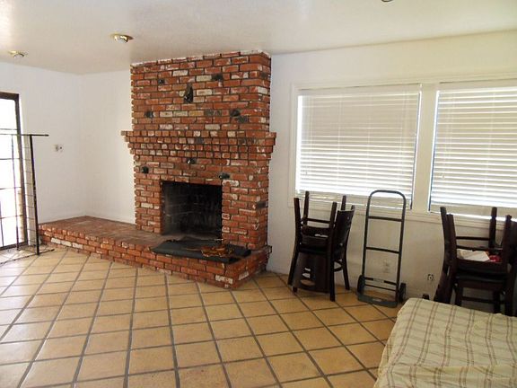 Family room w fireplace