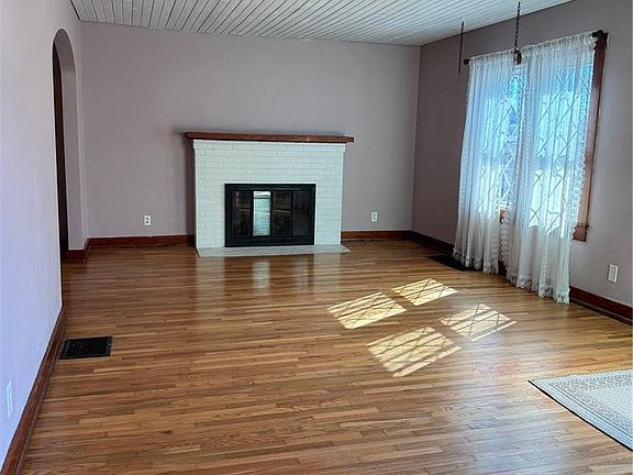 3rd image of 107 E Franklin Ave