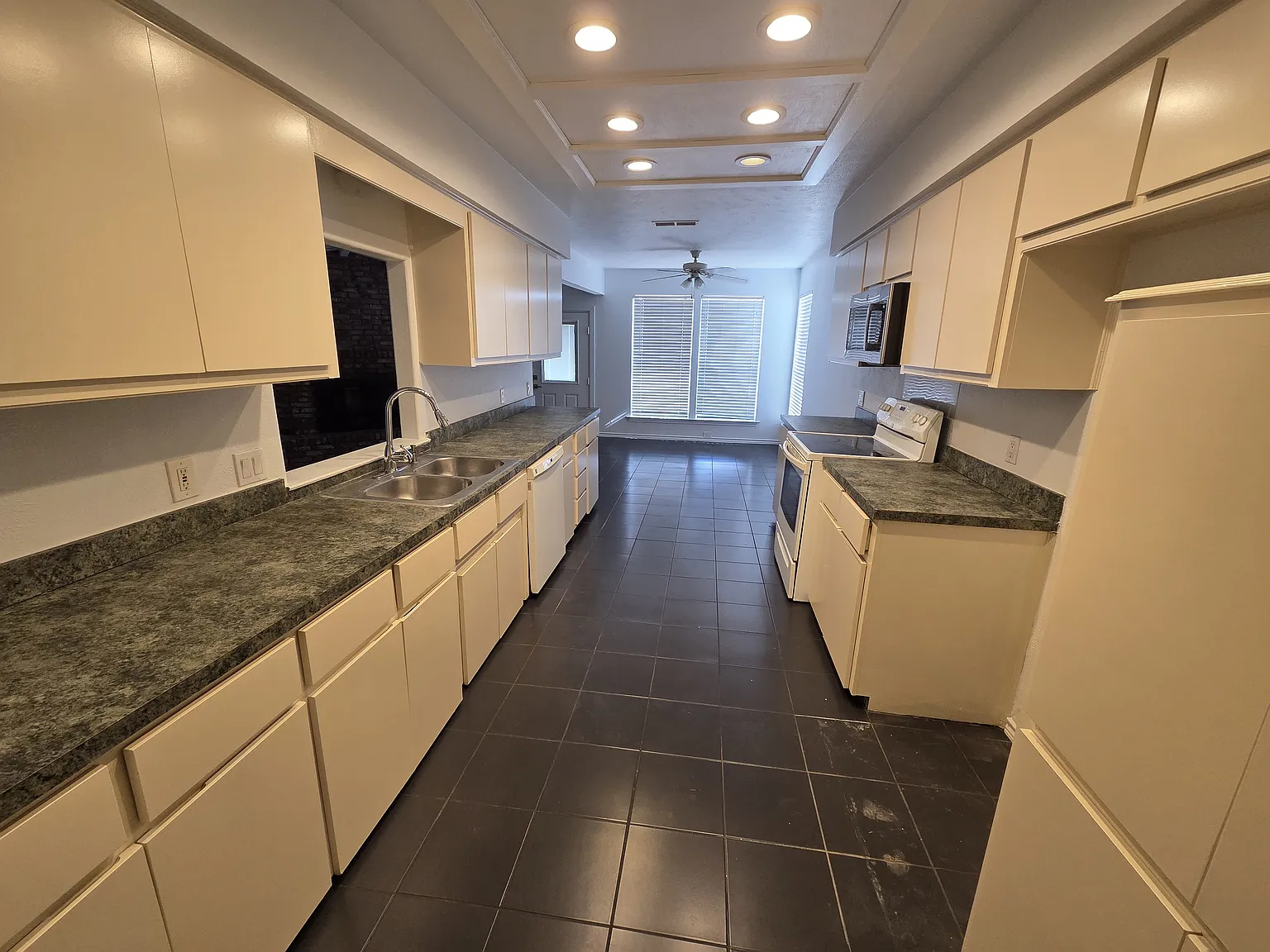 3 bed, 1710 sqft, $2,050 — Photo 3