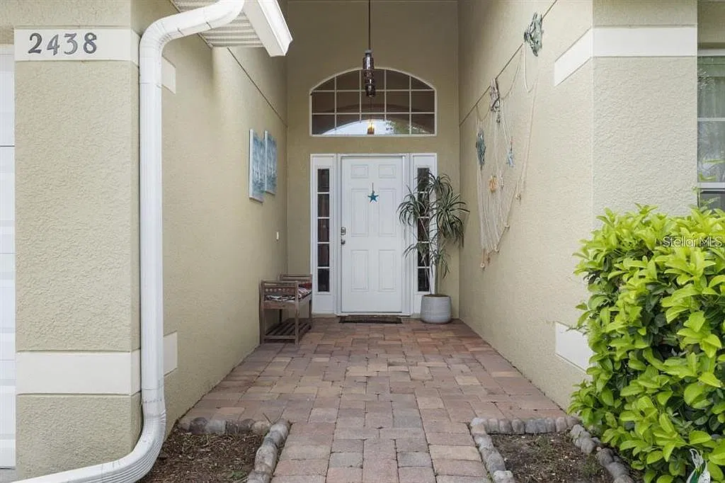 4 bed, 2.0 bath, 1746 sqft, $2,600 — Photo 3