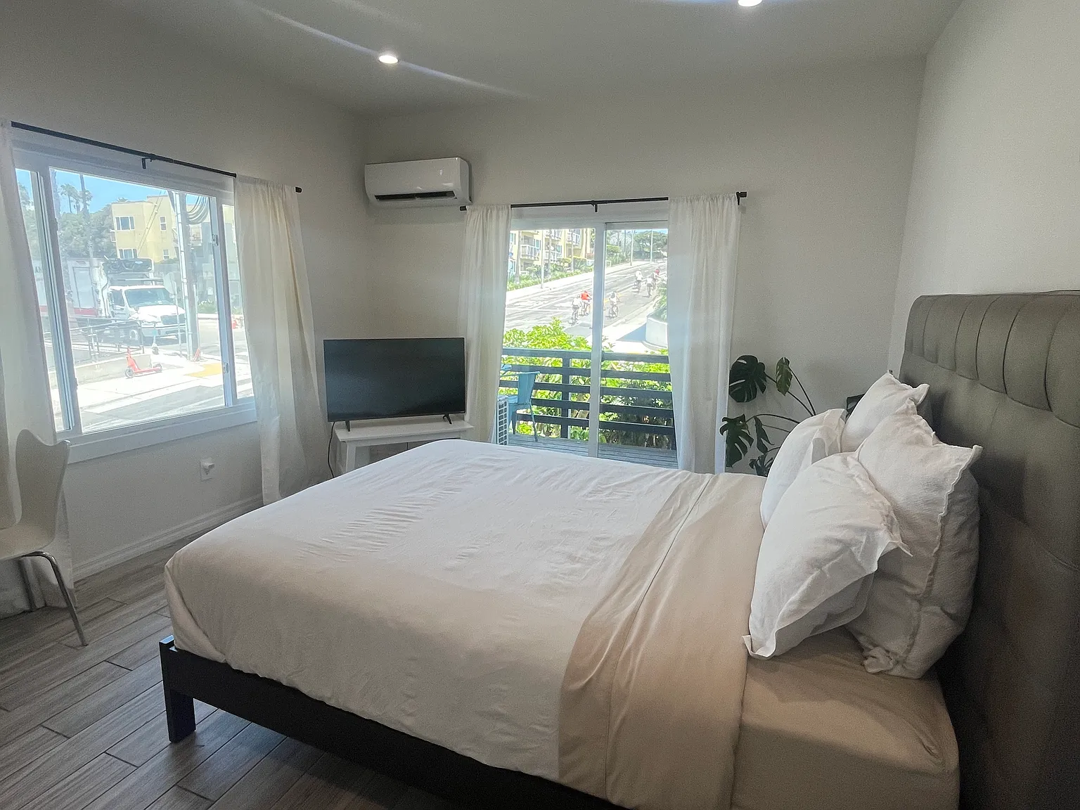Studio, 600 sqft, $3,900 — Photo 3