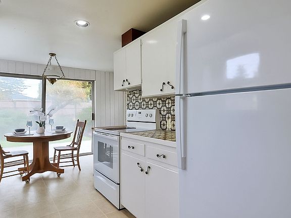 4th image of 2723 Locust Ave W