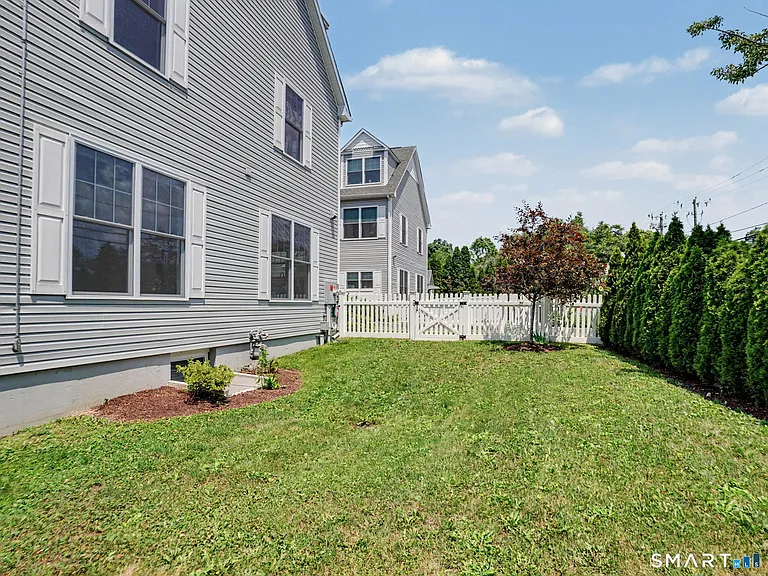 604 Newfield Ave #B — Photo 26