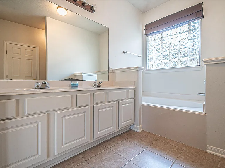 7431 Riven Oaks Ct — Photo 28