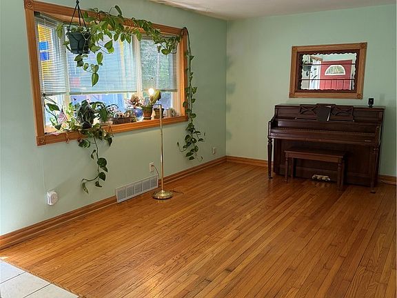 5th image of 2661 Larchview Dr